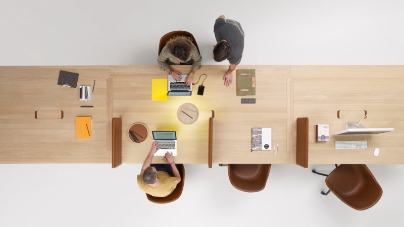 Une table en matériaux responsables pour travailler ensemble